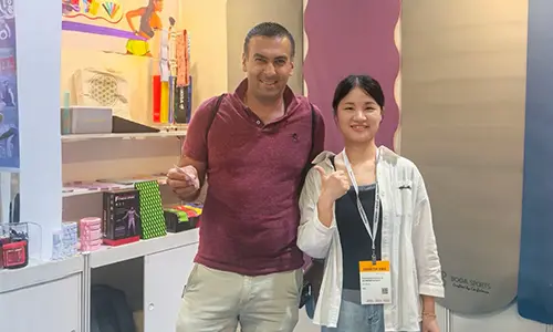 W centrum uwagi znajdują się maty do jogi, a nowy trend zdrowego stylu życia zyskuje na popularności.